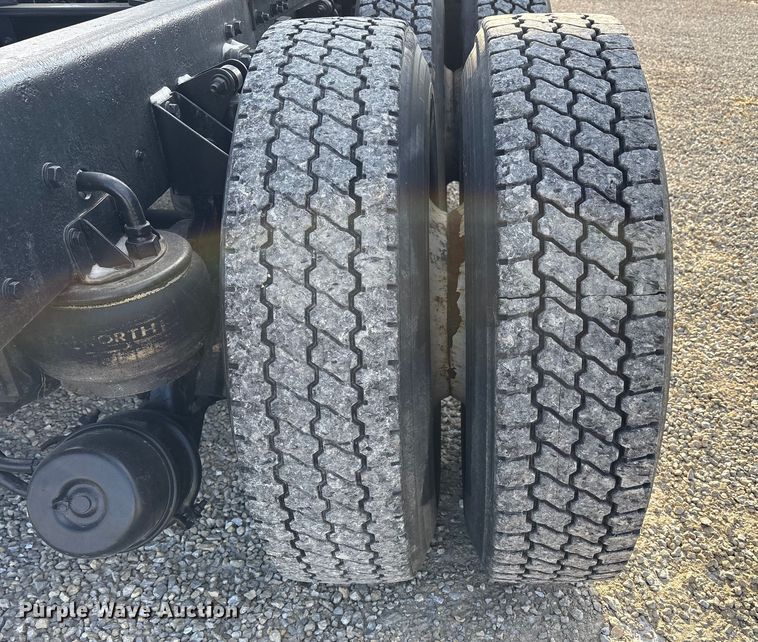 image for item FK1121 2015 Kenworth T880 semi truck