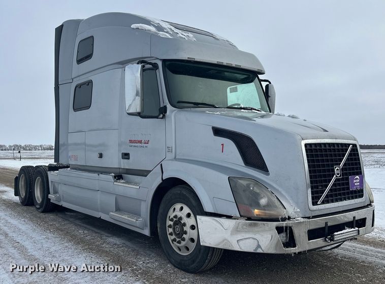 image for item FK1524 2016 Volvo VNL semi truck