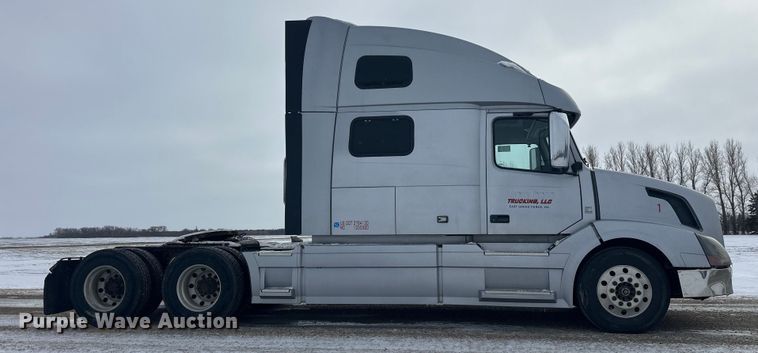 image for item FK1524 2016 Volvo VNL semi truck