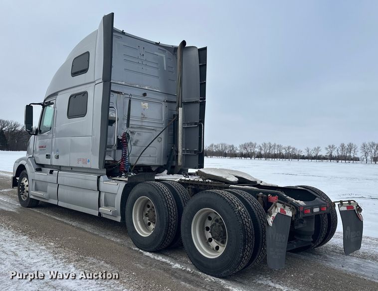 image for item FK1524 2016 Volvo VNL semi truck