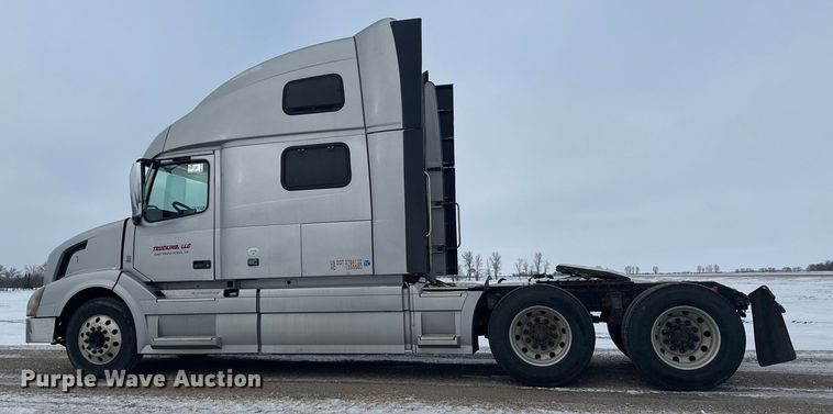 image for item FK1524 2016 Volvo VNL semi truck
