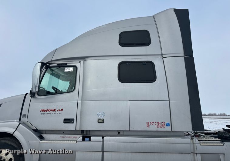 image for item FK1524 2016 Volvo VNL semi truck