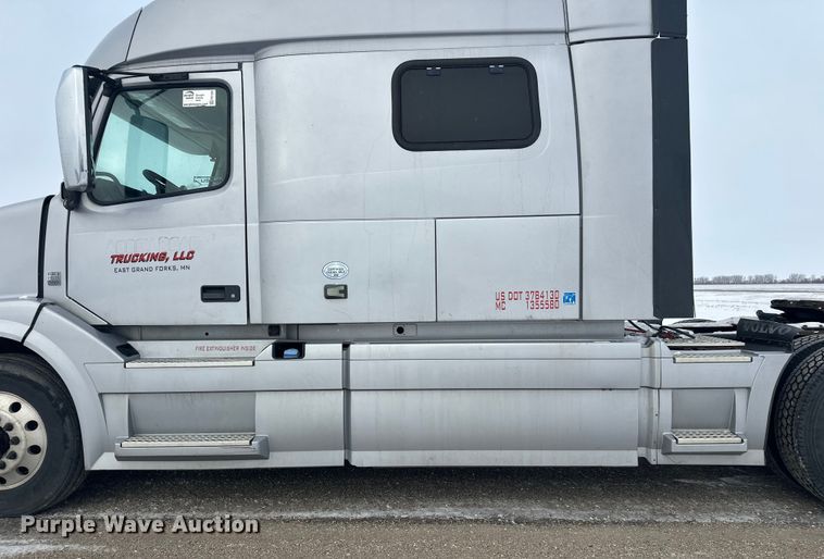 image for item FK1524 2016 Volvo VNL semi truck