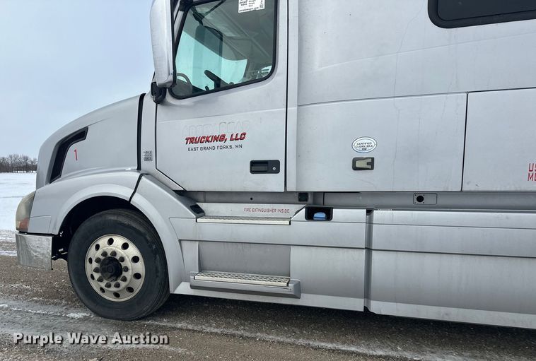 image for item FK1524 2016 Volvo VNL semi truck