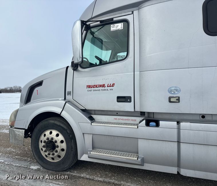 image for item FK1524 2016 Volvo VNL semi truck