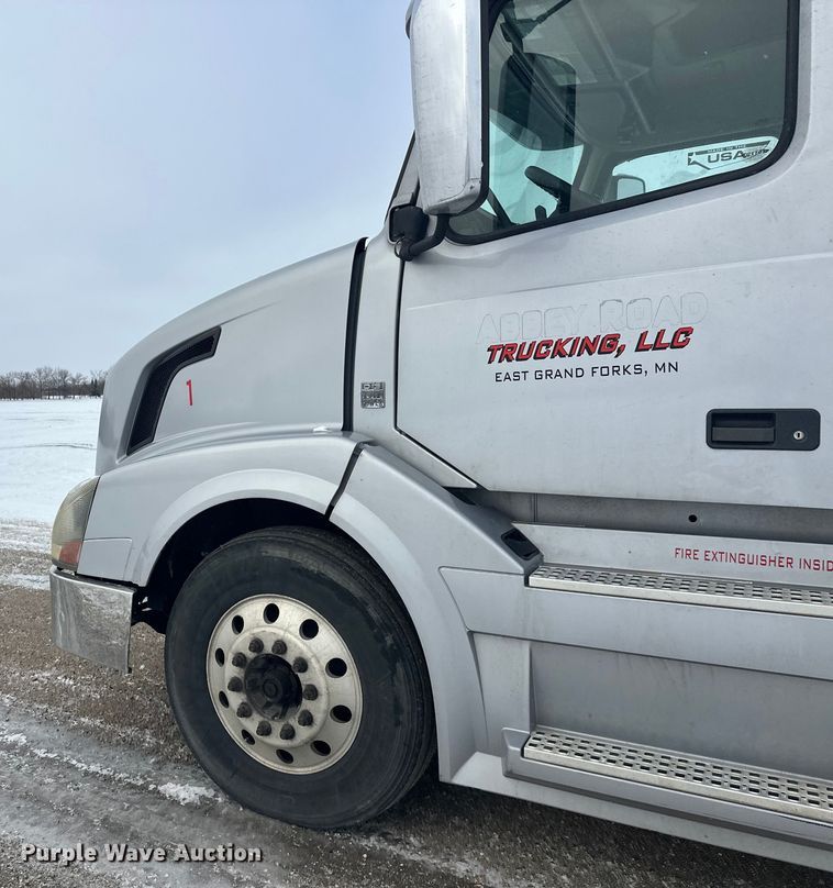 image for item FK1524 2016 Volvo VNL semi truck