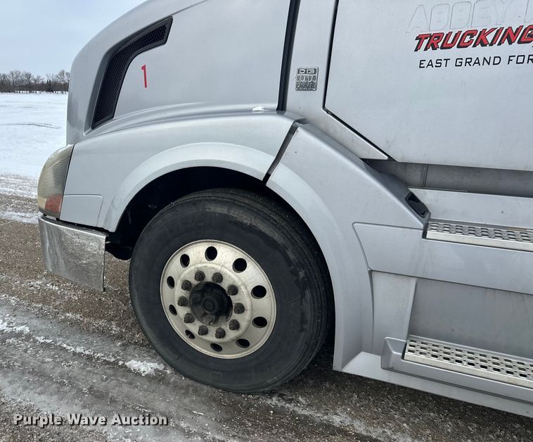 image for item FK1524 2016 Volvo VNL semi truck