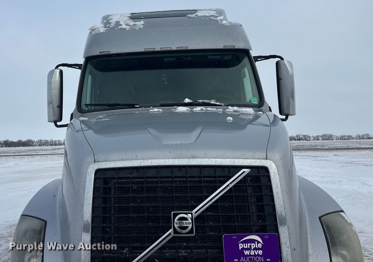 image for item FK1524 2016 Volvo VNL semi truck