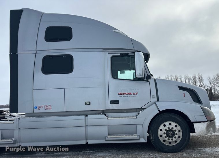 image for item FK1524 2016 Volvo VNL semi truck