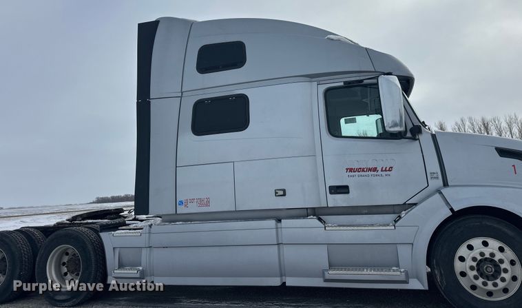image for item FK1524 2016 Volvo VNL semi truck