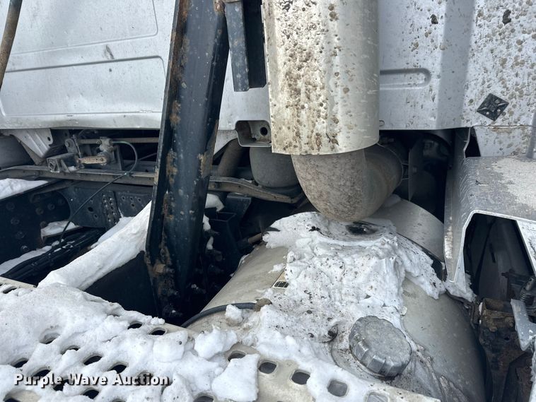 image for item FK1524 2016 Volvo VNL semi truck