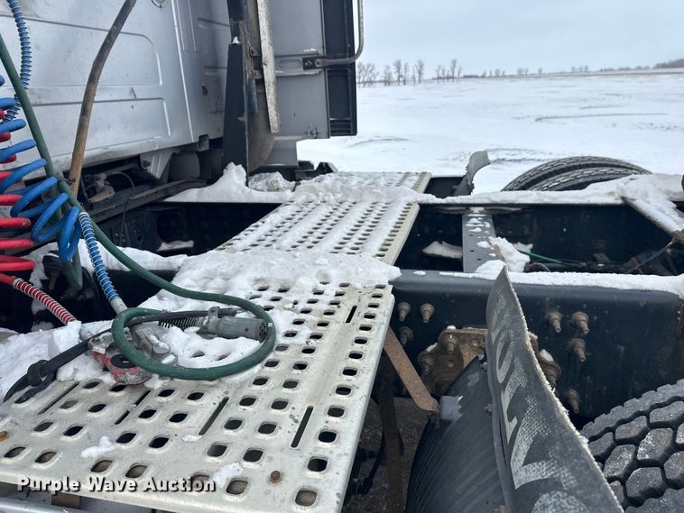 image for item FK1524 2016 Volvo VNL semi truck