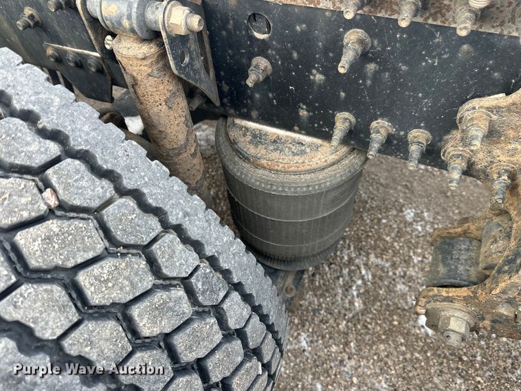 image for item FK1524 2016 Volvo VNL semi truck