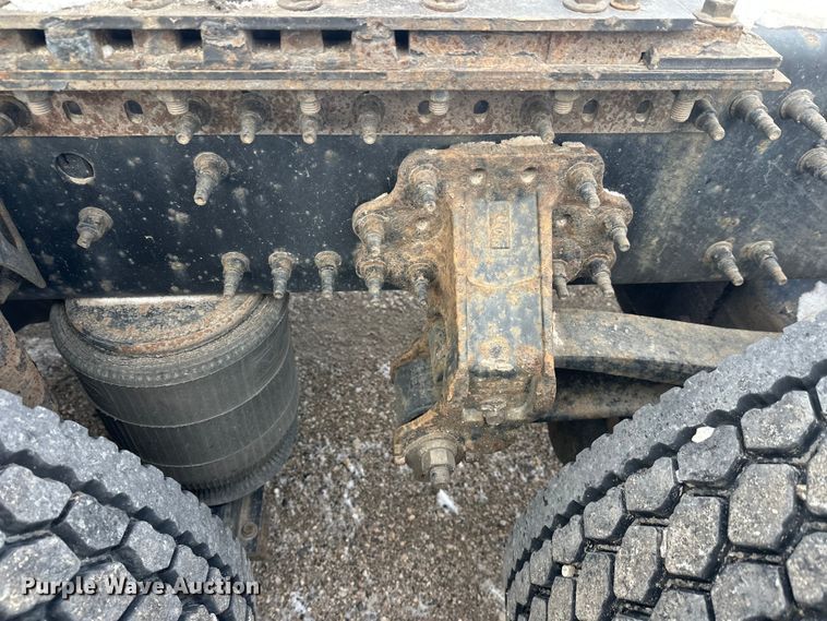 image for item FK1524 2016 Volvo VNL semi truck