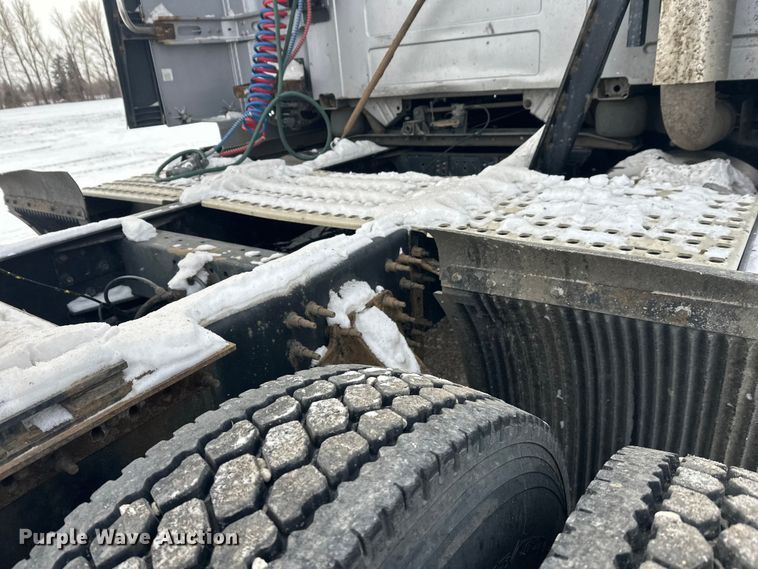 image for item FK1524 2016 Volvo VNL semi truck