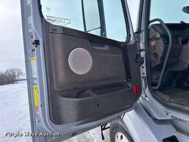 image for item FK1524 2016 Volvo VNL semi truck