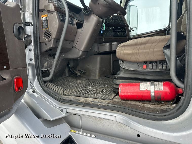 image for item FK1524 2016 Volvo VNL semi truck