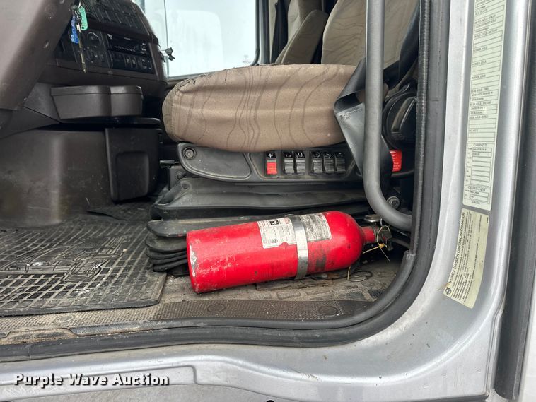 image for item FK1524 2016 Volvo VNL semi truck