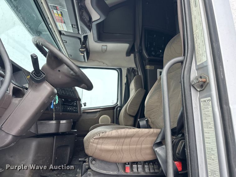 image for item FK1524 2016 Volvo VNL semi truck