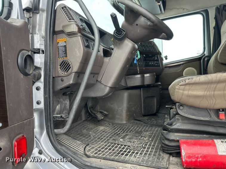 image for item FK1524 2016 Volvo VNL semi truck