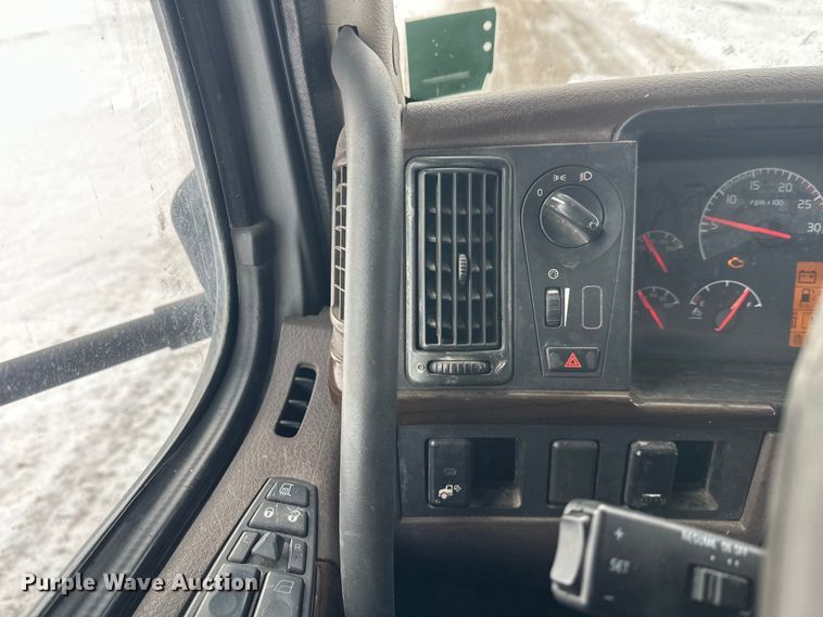 image for item FK1524 2016 Volvo VNL semi truck