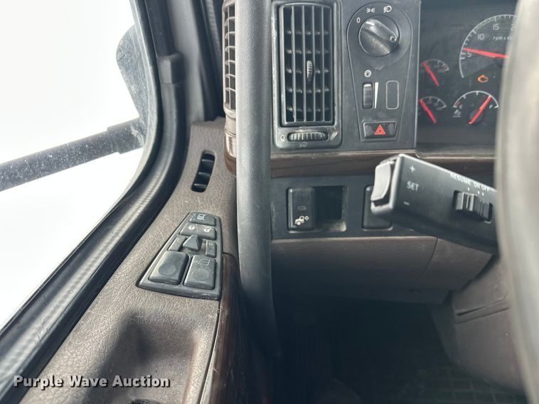 image for item FK1524 2016 Volvo VNL semi truck