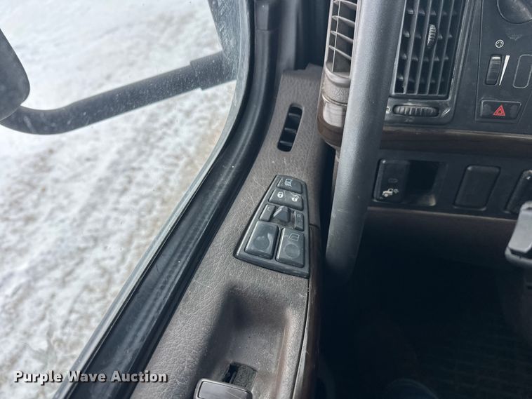 image for item FK1524 2016 Volvo VNL semi truck