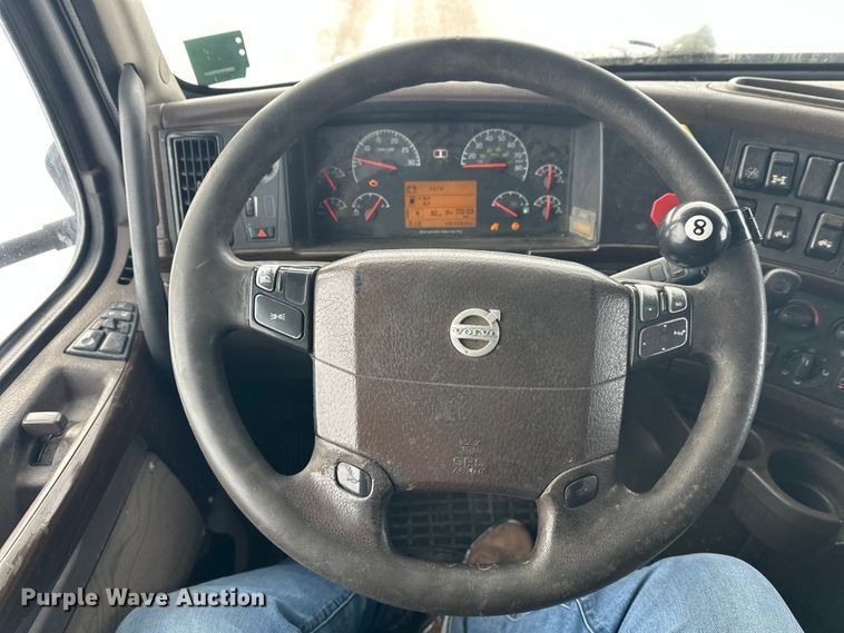 image for item FK1524 2016 Volvo VNL semi truck