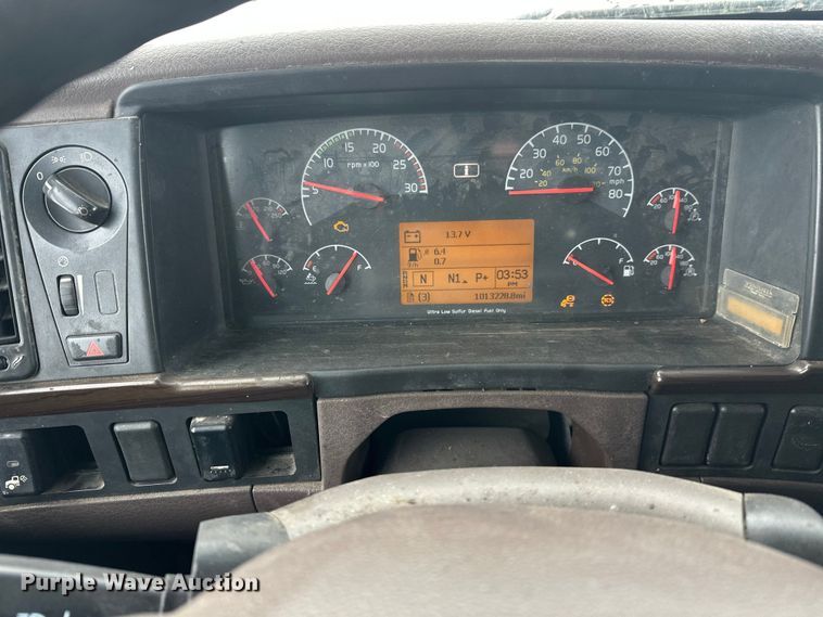 image for item FK1524 2016 Volvo VNL semi truck