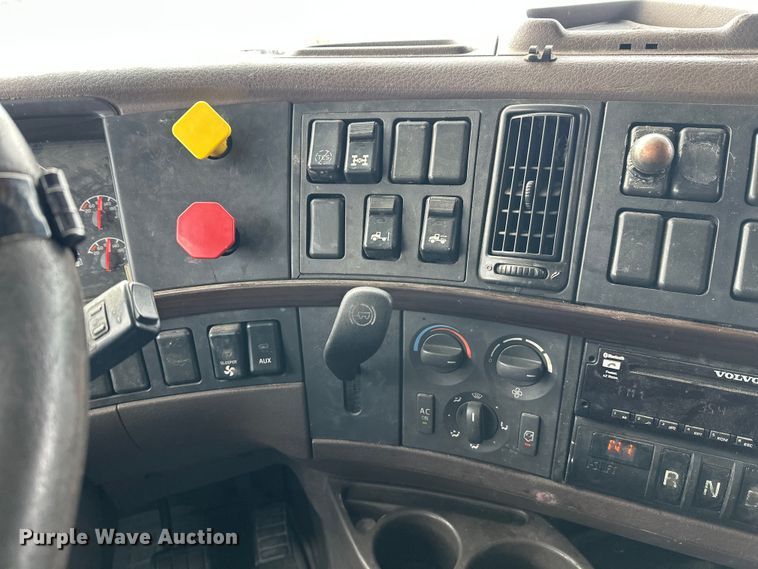 image for item FK1524 2016 Volvo VNL semi truck