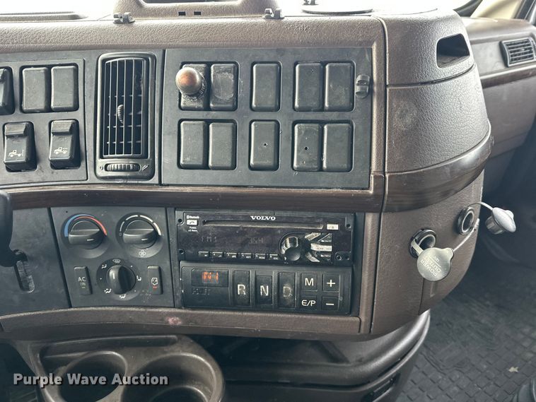 image for item FK1524 2016 Volvo VNL semi truck