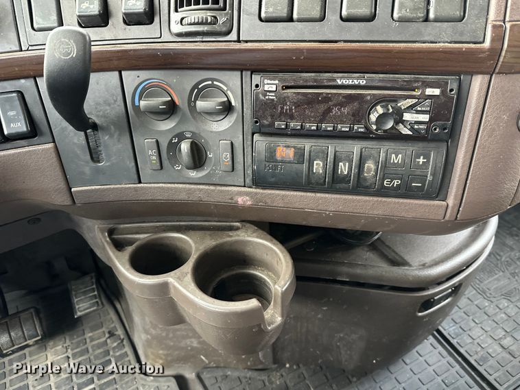 image for item FK1524 2016 Volvo VNL semi truck