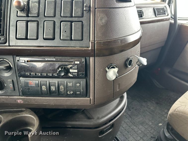 image for item FK1524 2016 Volvo VNL semi truck