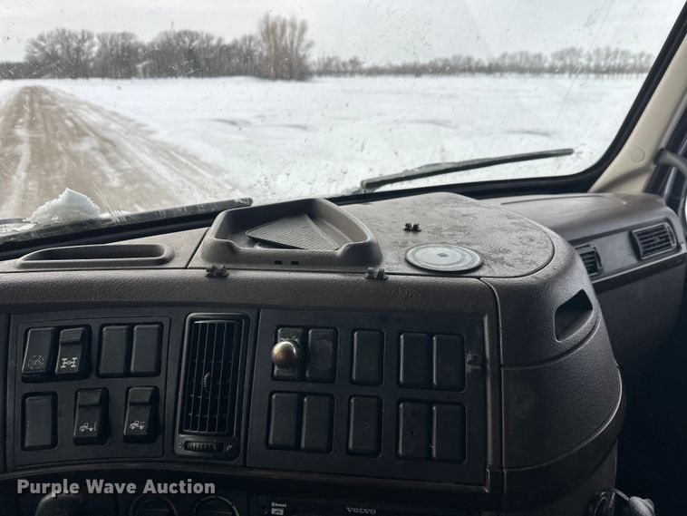 image for item FK1524 2016 Volvo VNL semi truck