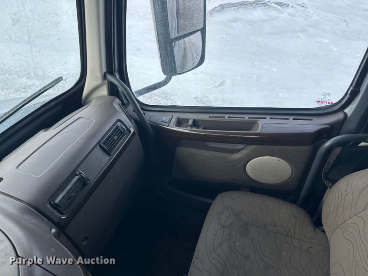 image for item FK1524 2016 Volvo VNL semi truck