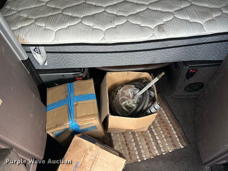 image for item FK1524 2016 Volvo VNL semi truck