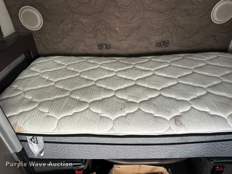 image for item FK1524 2016 Volvo VNL semi truck