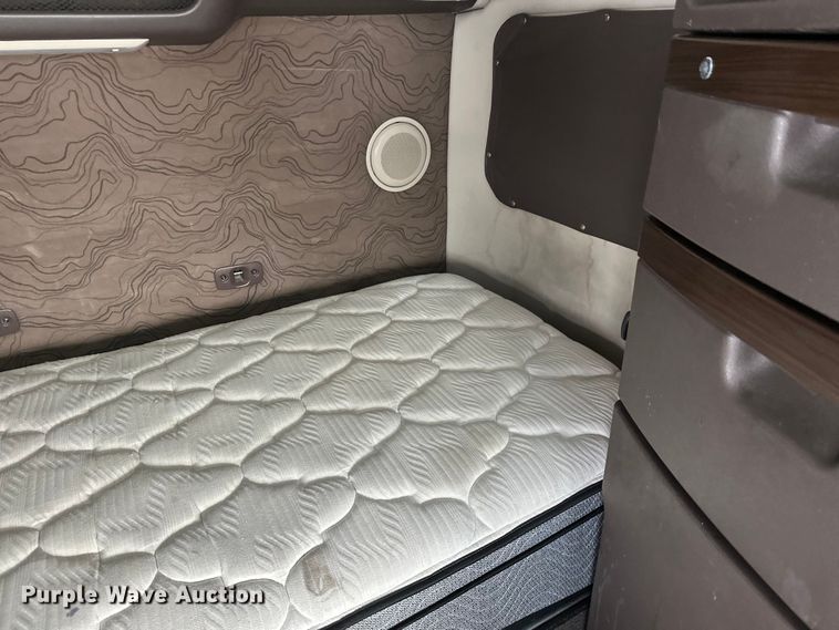 image for item FK1524 2016 Volvo VNL semi truck