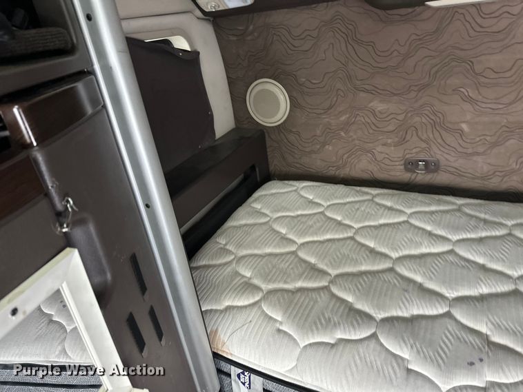 image for item FK1524 2016 Volvo VNL semi truck