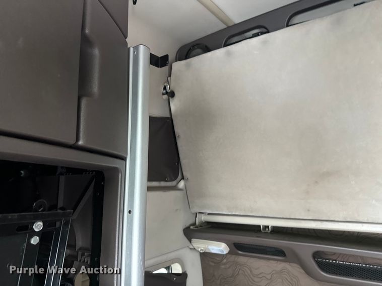 image for item FK1524 2016 Volvo VNL semi truck