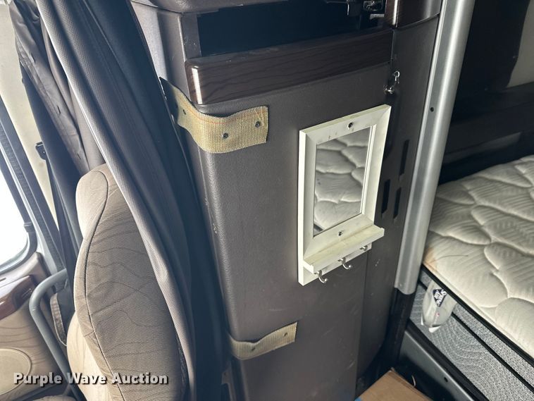 image for item FK1524 2016 Volvo VNL semi truck