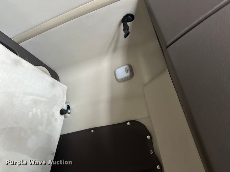 image for item FK1524 2016 Volvo VNL semi truck