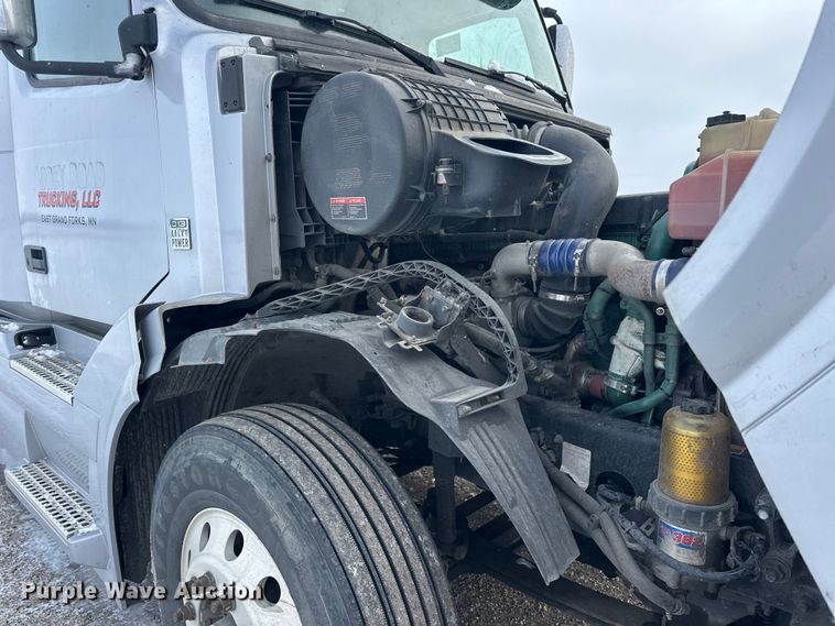 image for item FK1524 2016 Volvo VNL semi truck
