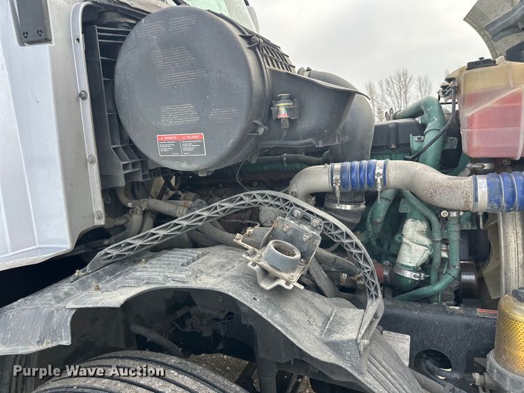 image for item FK1524 2016 Volvo VNL semi truck