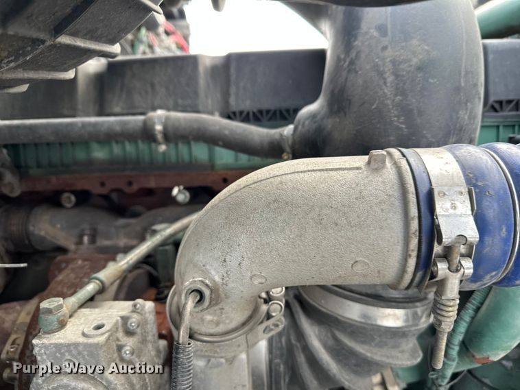 image for item FK1524 2016 Volvo VNL semi truck