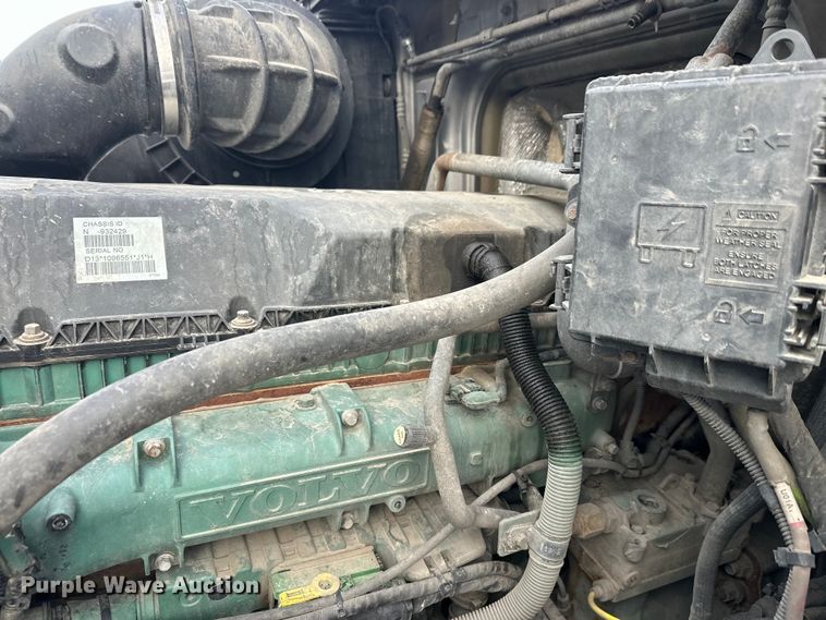 image for item FK1524 2016 Volvo VNL semi truck