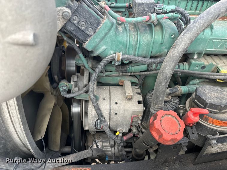 image for item FK1524 2016 Volvo VNL semi truck