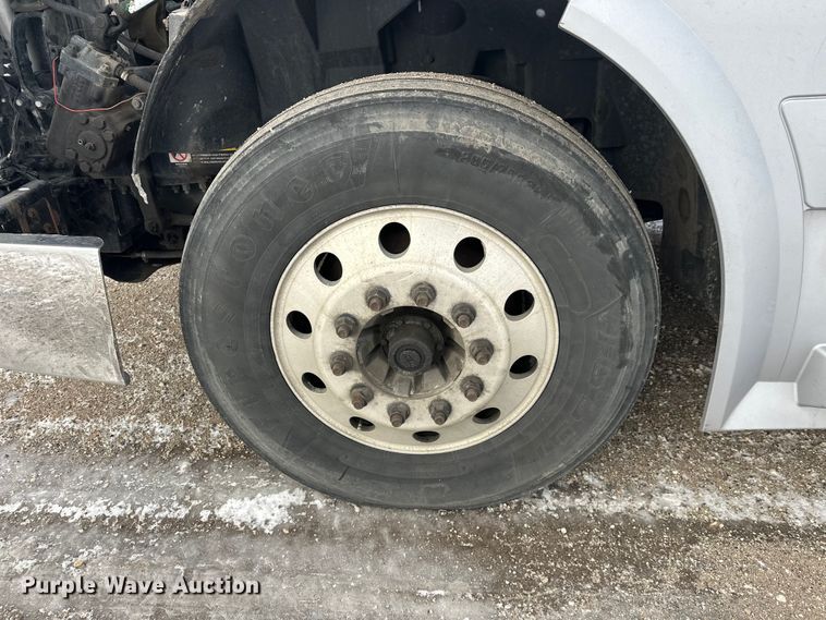 image for item FK1524 2016 Volvo VNL semi truck