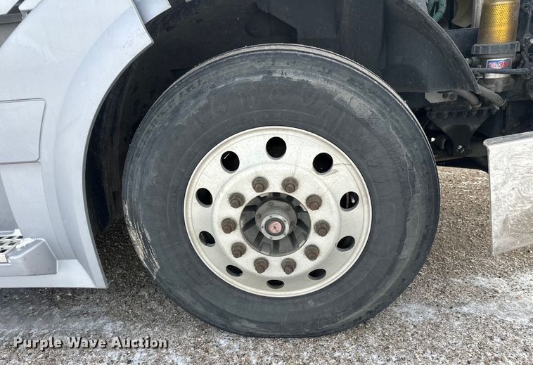 image for item FK1524 2016 Volvo VNL semi truck