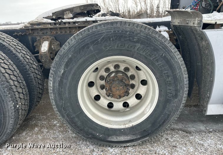 image for item FK1524 2016 Volvo VNL semi truck